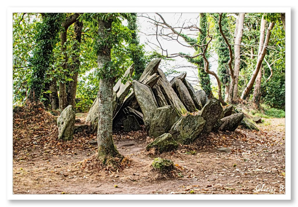 Allée couverte Ty ar C&#039;horriged en granit près de Douarnenez, datant du néolithique