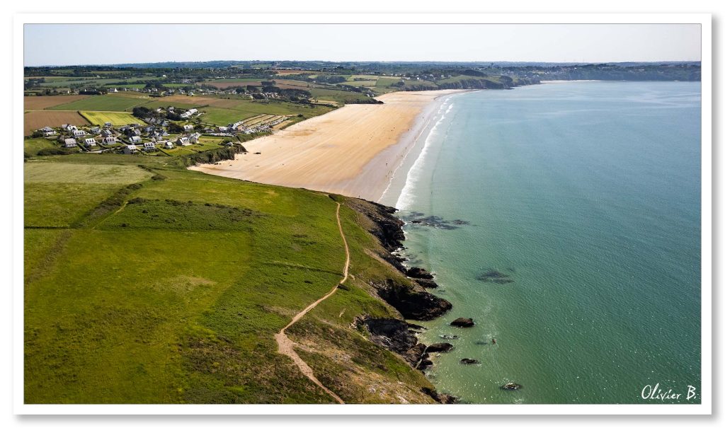 Vue aérienne d&#039;un chemin menant à une plage de sable fin