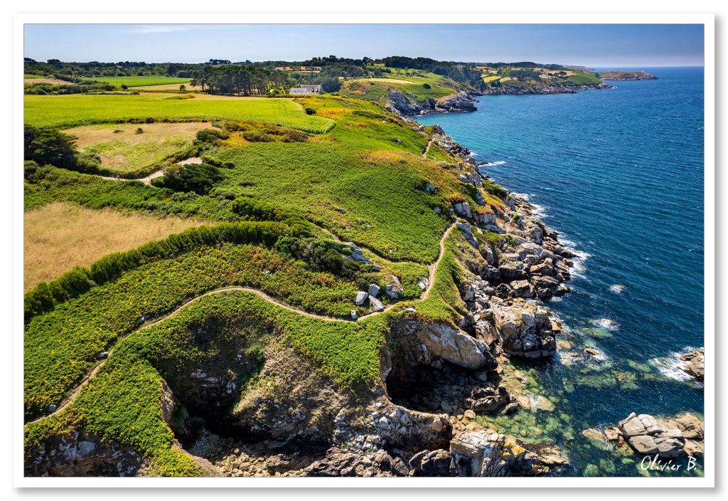 Vue aérienne d&#039;un ancien sentier douanier reconverti en chemin de promenade en baie de Douarnenez, Bretagne