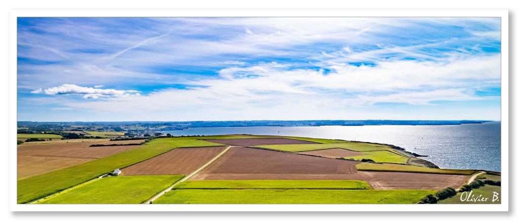 Champs surplombant l&#039;océan sous un magnifique ciel breton