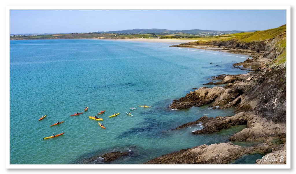 Falaises et mer d&#039;huile pour accueillir les kayakistes en admiration