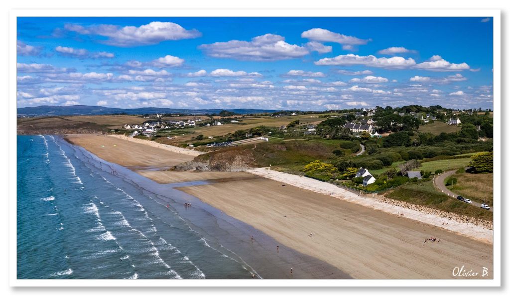 Plages de sable fin et vagues bleues dans la belle baie de Douarnenez, Finistère