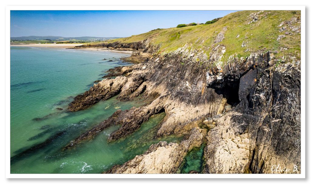 Vue aérienne de l&#039;entrée de la grotte marine capturée par un drone