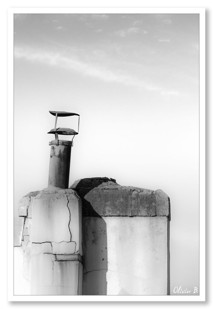 Cheminée en ruine présentant des fissures et des cassures - Photo minimaliste