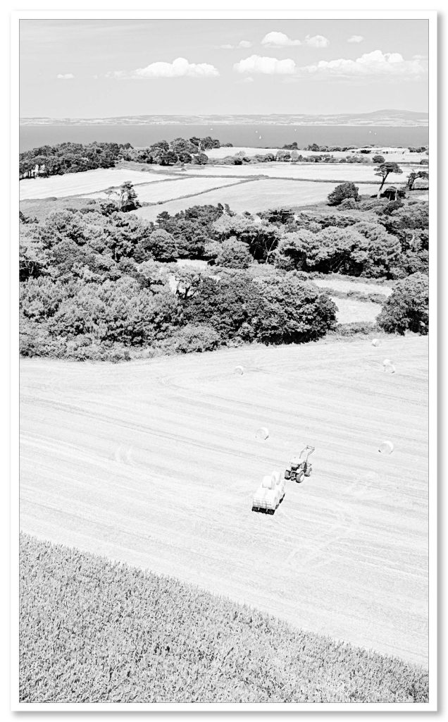 Photo d&#039;un paysan et de son tracteur près de l&#039;océan vue du ciel.