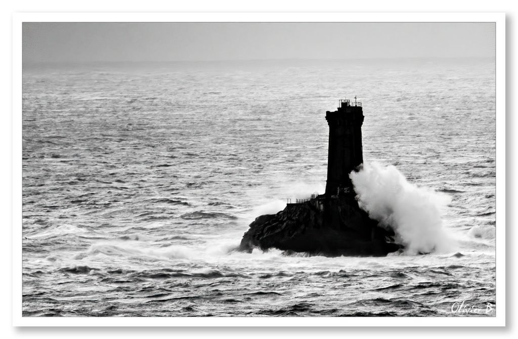 Le phare de la Vieille à la pointe du Raz face à l&#039;océan déchaîné