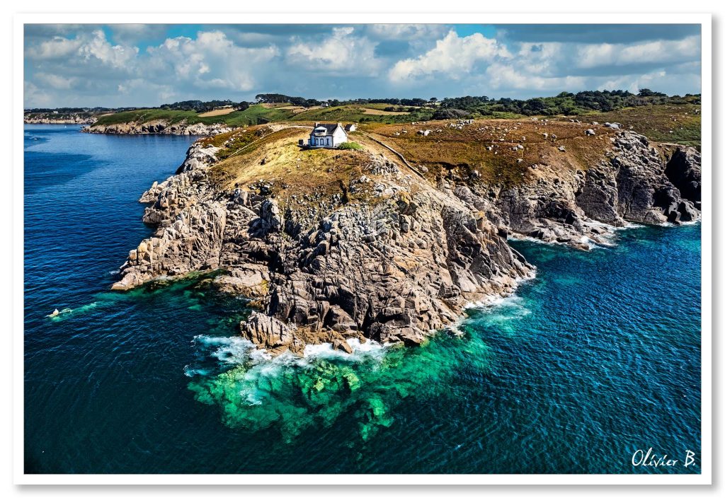 Vue aérienne du phare du Millier au bord de la falaise plongeant dans l&#039;océan