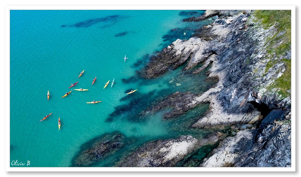 Kayakistes admirant les falaises de Bretagne