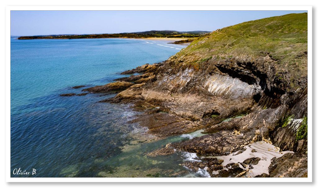 Vue de la petite crique discrète au pied de la falaise, accessible depuis les airs, cachée entre mer et falaise