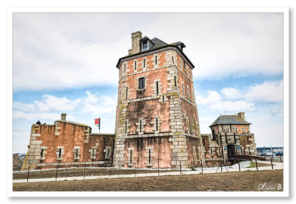 Tour Vauban de Camaret, forteresse historique en pierre sur la côte bretonne, classée au patrimoine mondial de l&#039;UNESCO