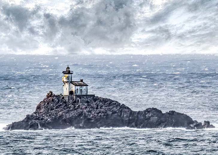 Le phare de Tevennec en photo de couverture