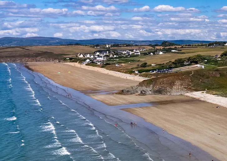 Vue du ciel d'une plage bretonne en photo de couverture