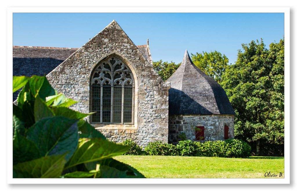 Arrière de la chapelle Sainte-Marie du Menez-Hom, édifice religieux en granit avec un dôme dans un écrin de verdure