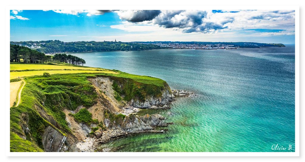 Vue aérienne d&#039;un orage sur Douarnenez, ville côtière, falaises et océan calme