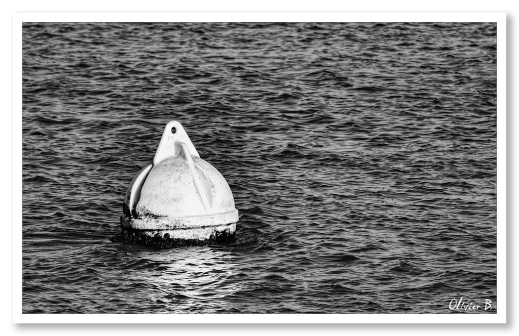 Une bouée d&#039;amarrage blanche symbolisant le rattachement à l&#039;essentiel, dans une photo minimaliste