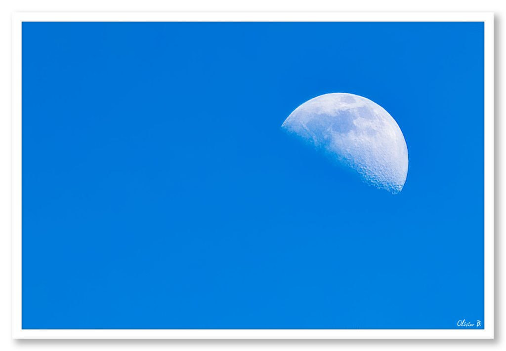 Lumineuse lune un après-midi d&#039;été dans le ciel de juillet