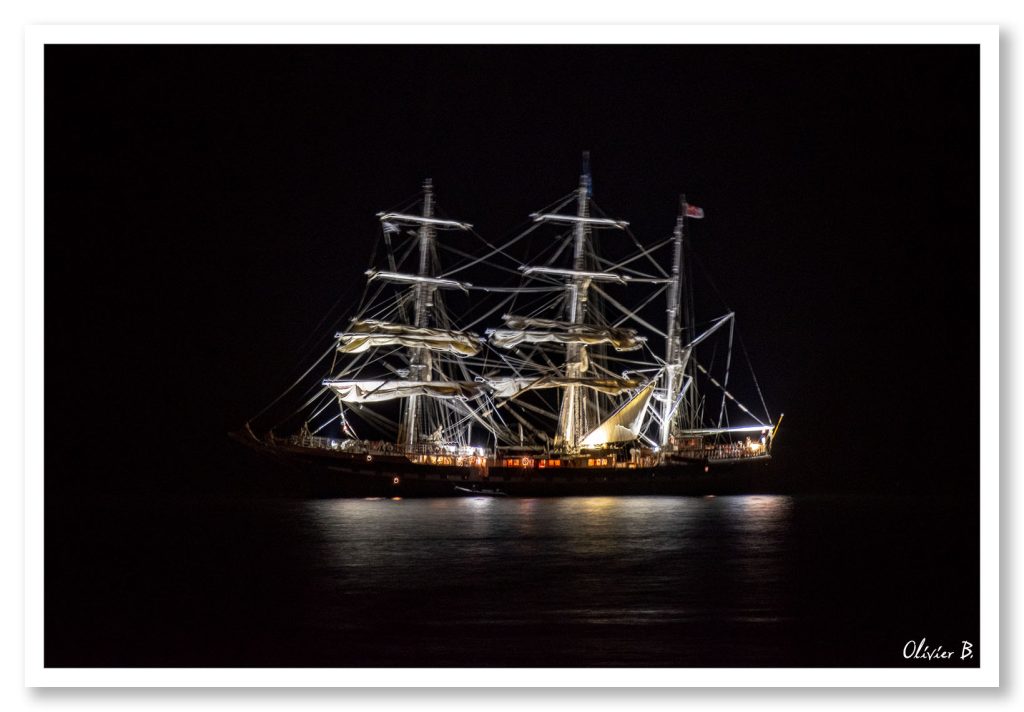 Le Belem, illuminé de mille feux, transforme ses &#039;bouts&#039; en délicats fils de lumière dans la nuit