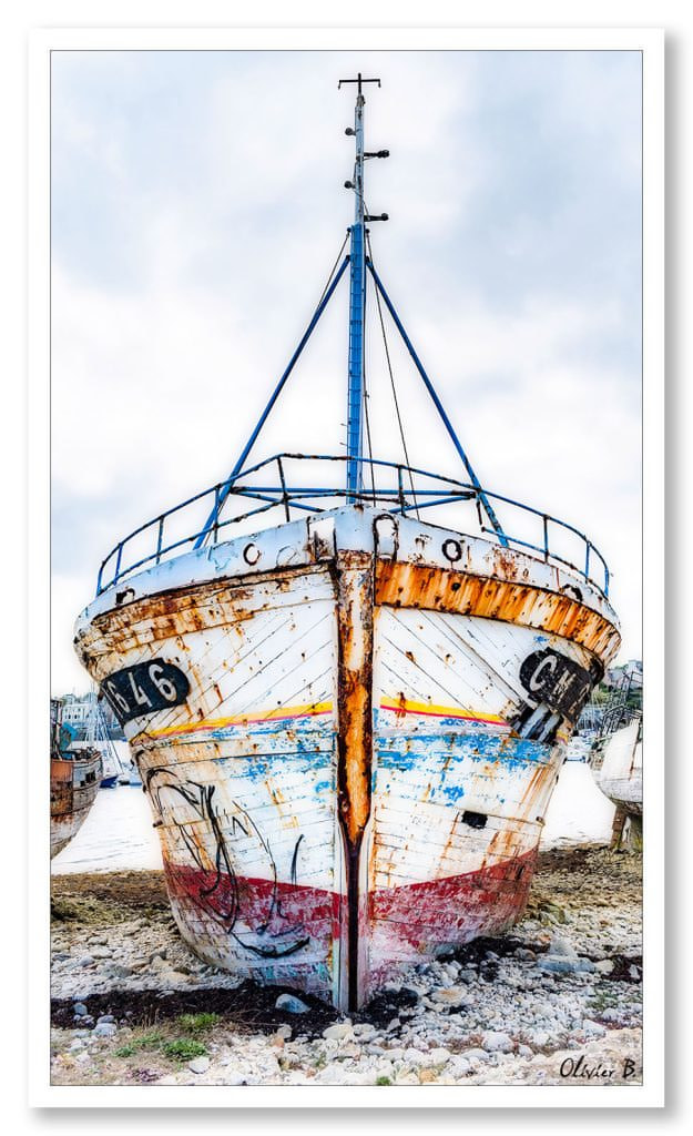 Proue d&#039;un chalutier à Camaret, émouvante épave d&#039;un robuste bateau de pêche en bois échoué sur la grève