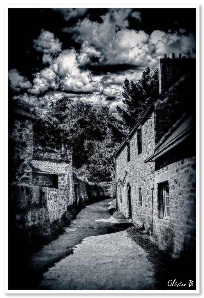 Exploration du mystérieux sentier des Plomarc&#039;h à Douarnenez sous une atmosphère intrigante