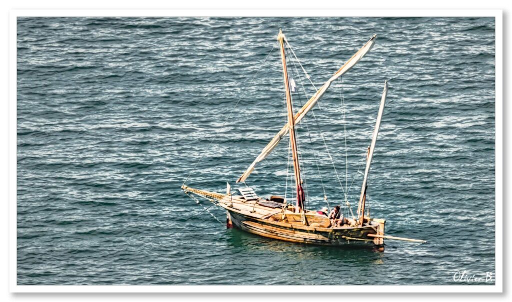 Un superbe petit voilier en bois aux fêtes maritimes Douarnenez 2024